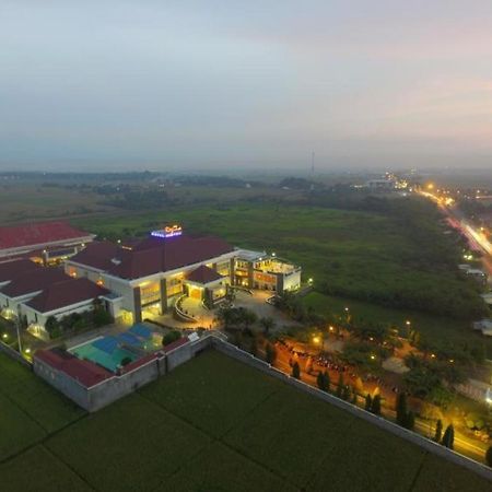 Regina Hotel Pemalang Esterno foto