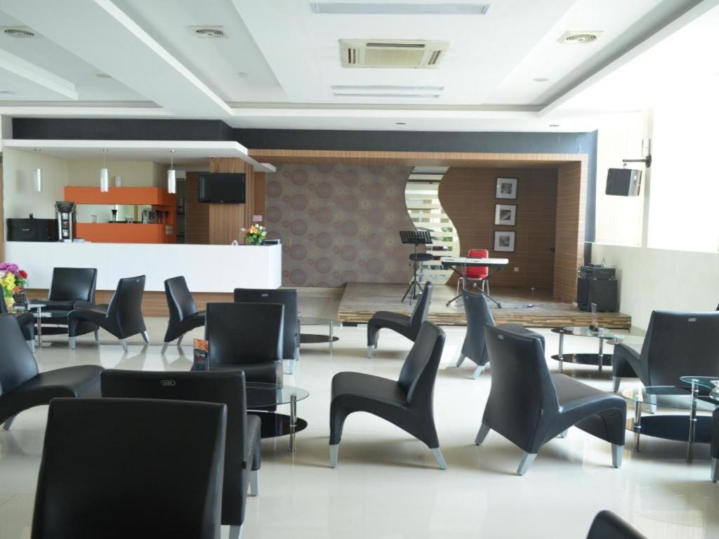 Regina Hotel Pemalang Esterno foto