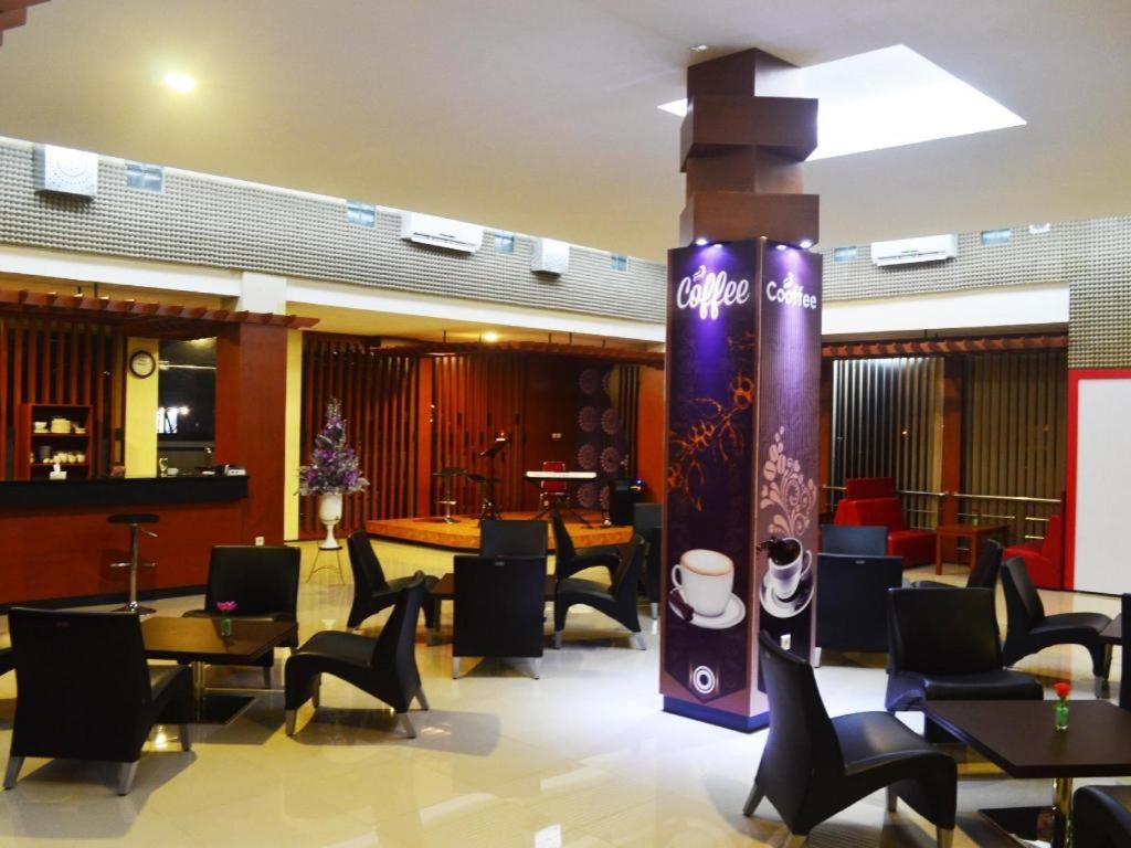 Regina Hotel Pemalang Esterno foto