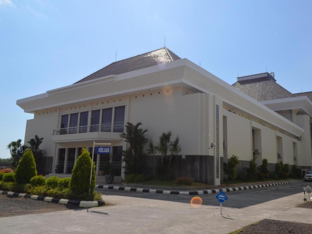 Regina Hotel Pemalang Esterno foto