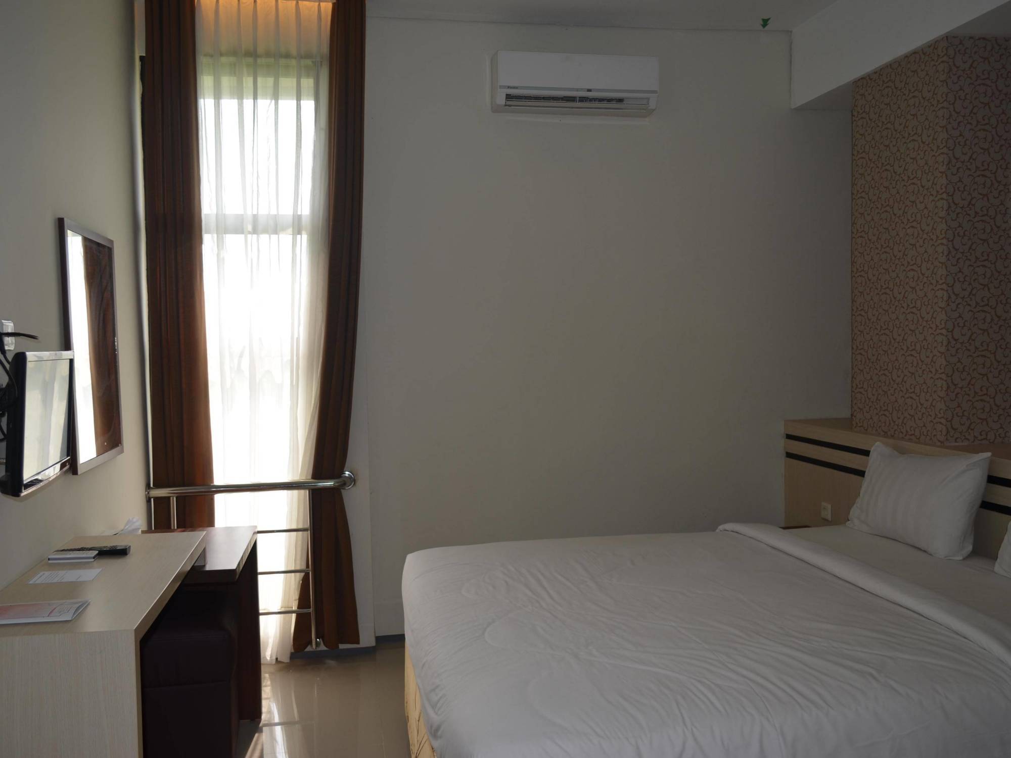 Regina Hotel Pemalang Esterno foto
