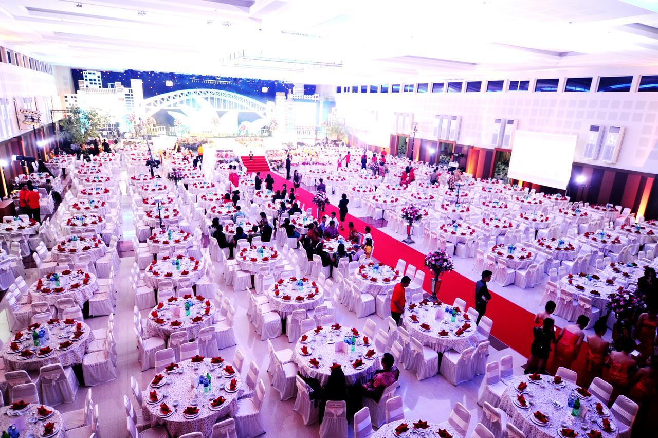 Regina Hotel Pemalang Esterno foto