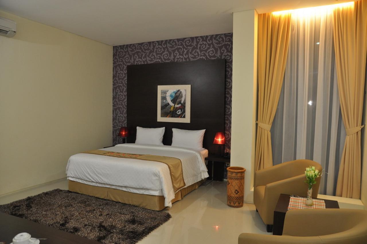 Regina Hotel Pemalang Esterno foto