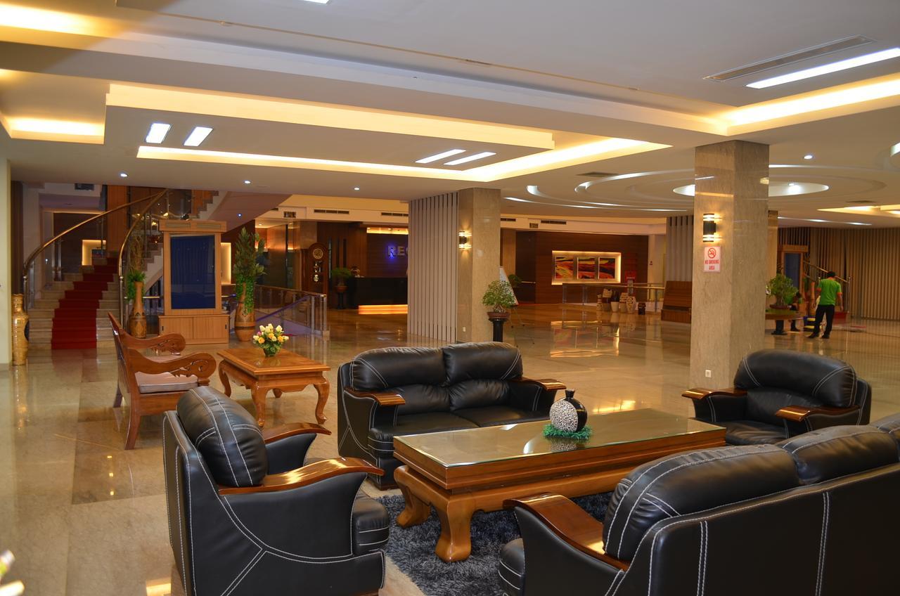 Regina Hotel Pemalang Esterno foto
