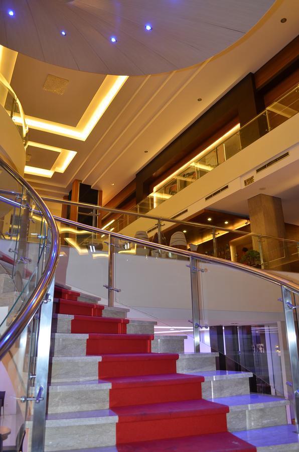Regina Hotel Pemalang Esterno foto
