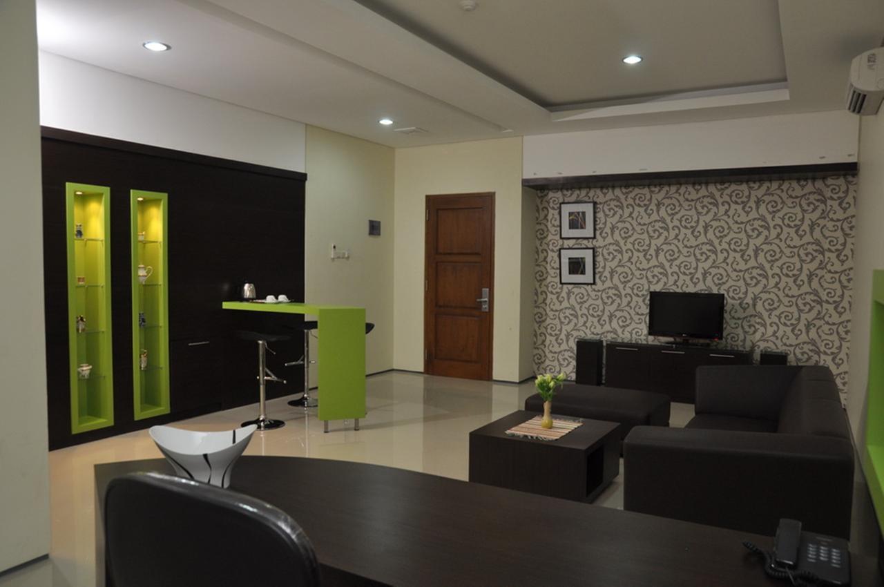 Regina Hotel Pemalang Esterno foto