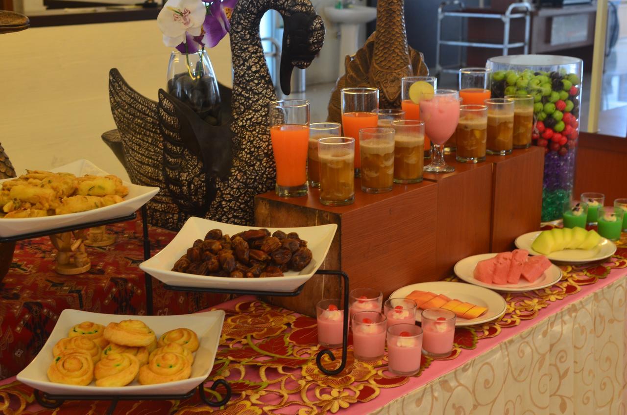 Regina Hotel Pemalang Esterno foto