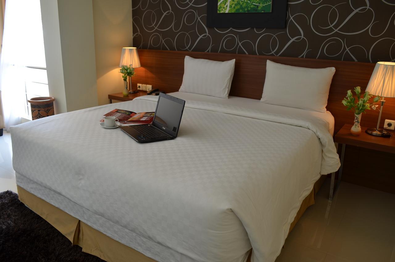 Regina Hotel Pemalang Esterno foto